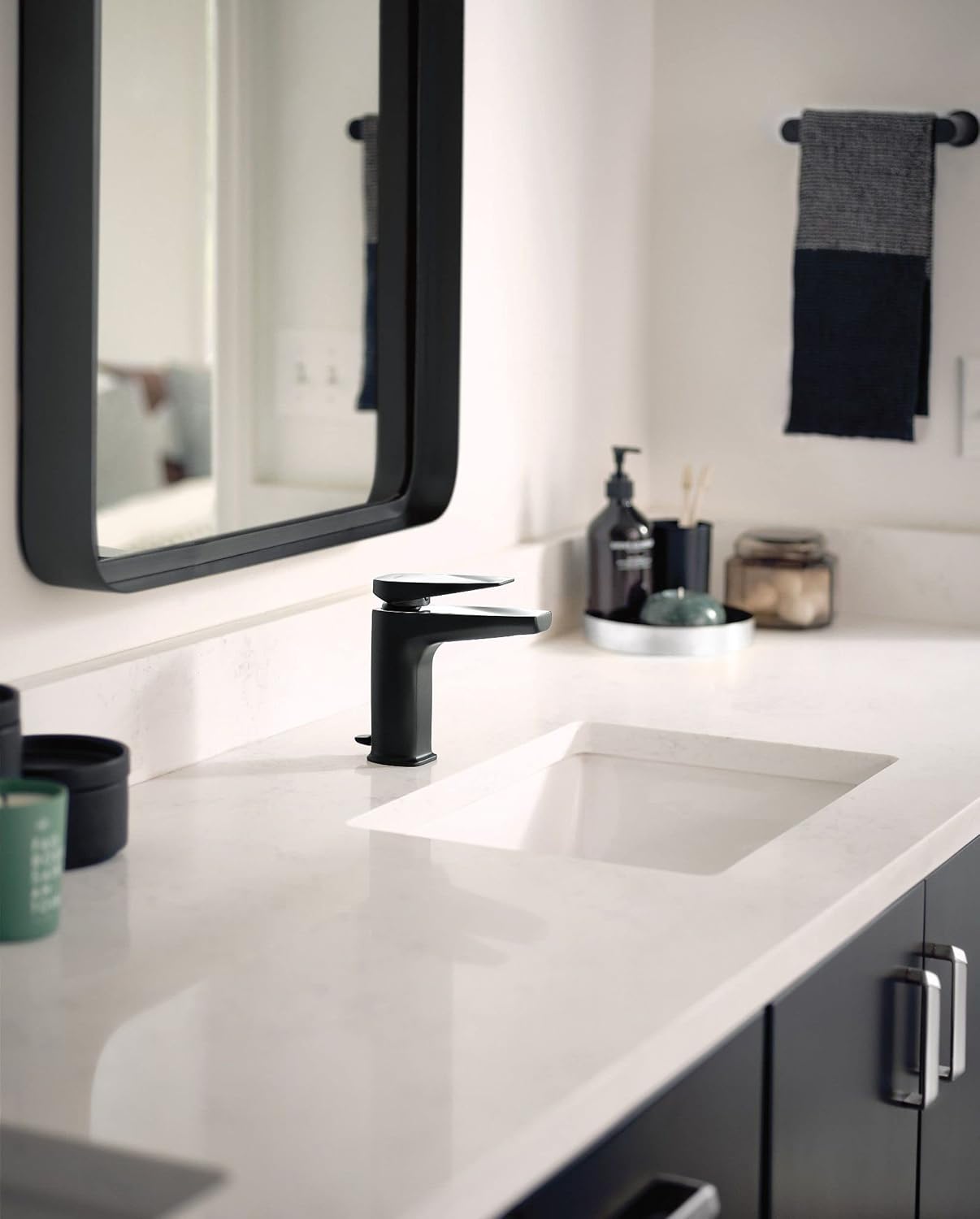 Moen Genta LX Towel Bar, Matte Black, BH3886BL