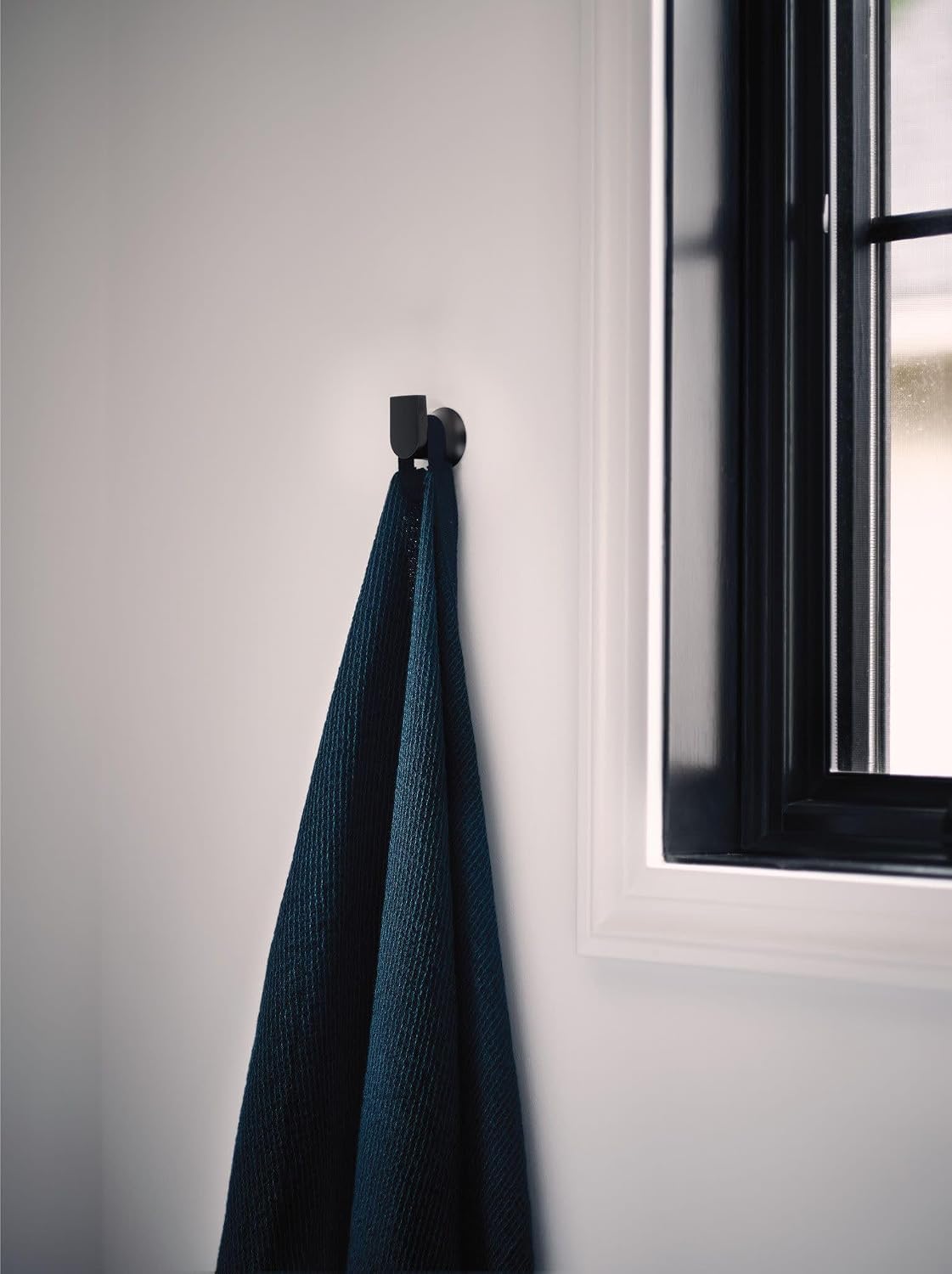 Moen BH3808BL Genta LX Pivoting Toilet Paper Holder, Matte Black