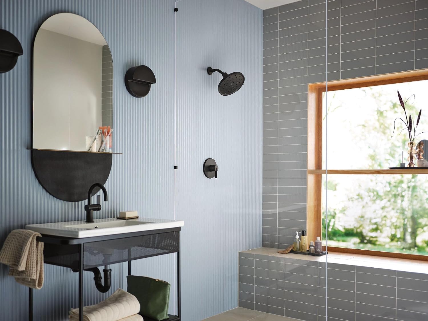 Moen Verso Matte Black Adjustable 9" Diameter Spray Head Rainshower, 220R3BL